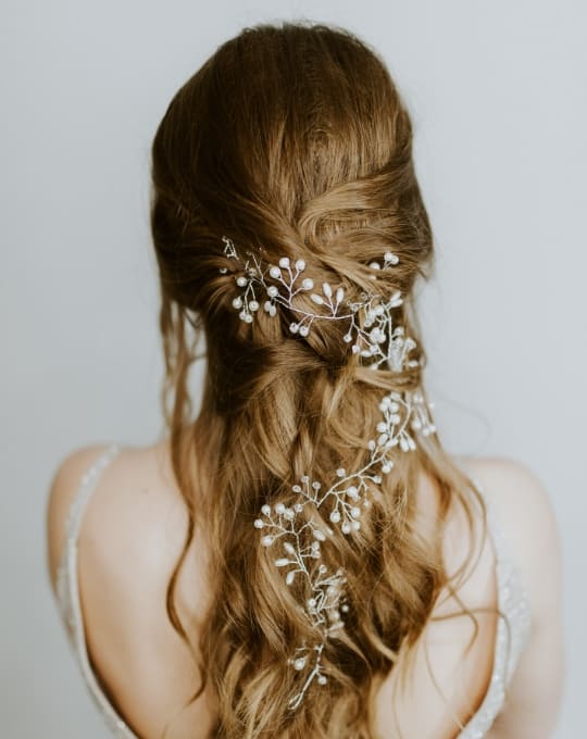 茶髪でハーフアップしている女性