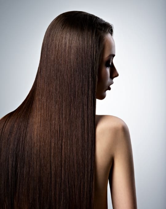 茶髪でストレートヘアーの女性