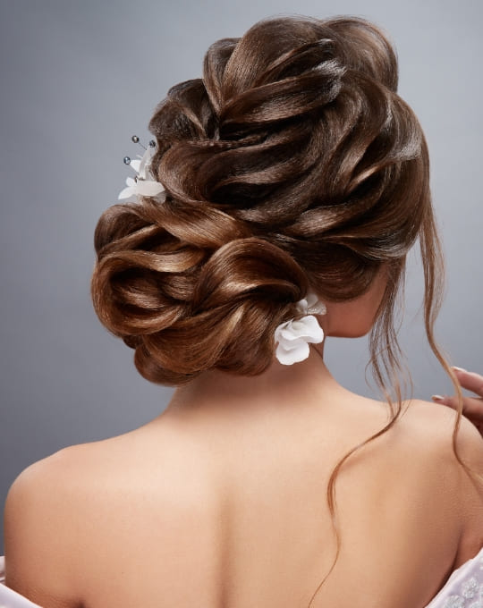 茶髪できれいなまとめ髪の女性