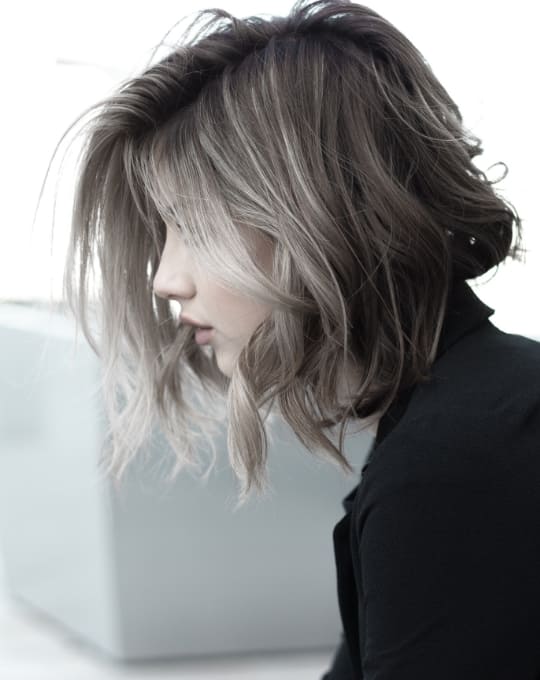 金髪で肩までの長さの女性