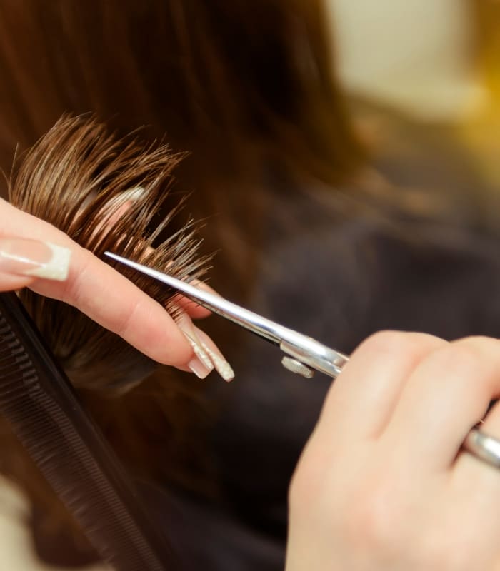 髪を切っている様子