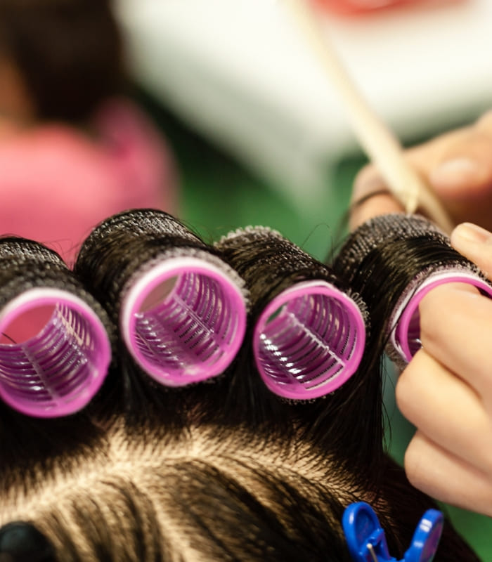 パーマをしている様子