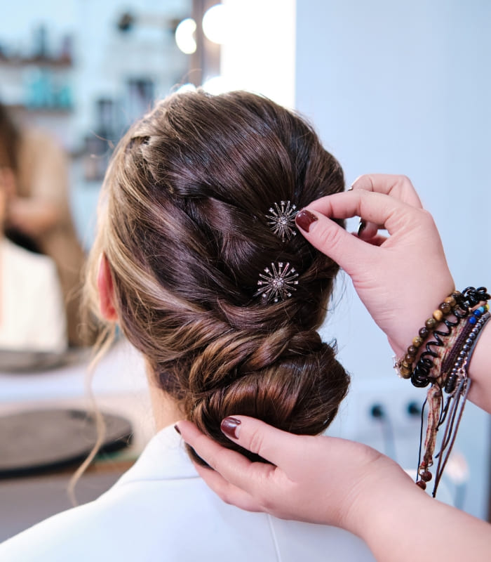 ヘアセットしている様子
